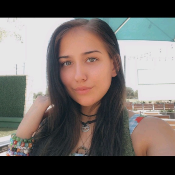 Meet your Posher, Aly - Picture 1 of 1